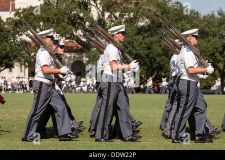 Les membres du Collège militaire de la Citadelle de corps des cadets depuis mars l'examen lors de la première parade sur robe vendredi 6 septembre 2013 à Charleston, Caroline du Sud. La robe vendredi Parade est une tradition à la citadelle datant de 1843. Banque D'Images