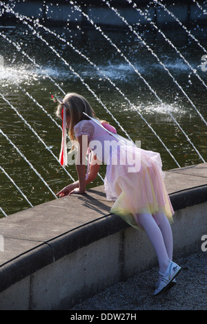 Jeune fille de l'eau à à 2009 Fantasy Fair Arcen Pays-Bas Banque D'Images