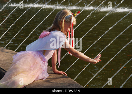 Jeune fille de l'eau à à 2009 Fantasy Fair Arcen Pays-Bas Banque D'Images