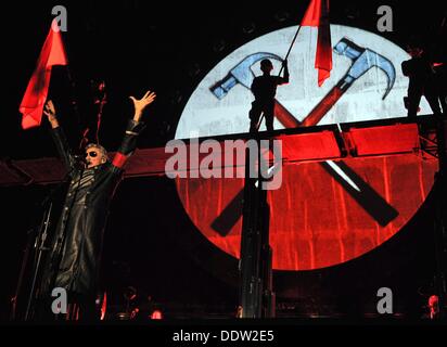 Düsseldorf, Allemagne. Le 06 août, 2013. La chanteuse britannique Roger Waters est sur scène lors de sa tournée "Le Mur" à l'Esprit Arena de Düsseldorf, Allemagne, 06 septembre 2013. Le co-fondateur de groupe rock Pink Floyd célèbre son 70e anniversaire le 06 septembre. Photo : HENNING KAISER : dpa Crédit photo alliance/Alamy Live News Banque D'Images