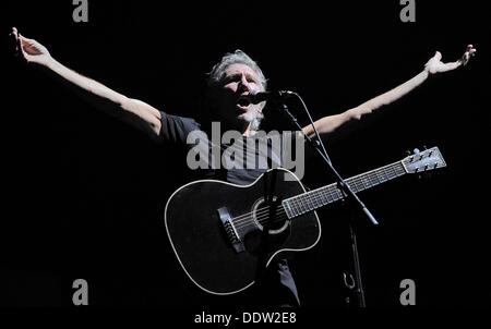 Düsseldorf, Allemagne. Le 06 août, 2013. La chanteuse britannique Roger Waters est sur scène lors de sa tournée "Le Mur" à l'Esprit Arena de Düsseldorf, Allemagne, 06 septembre 2013. Le co-fondateur de groupe rock Pink Floyd célèbre son 70e anniversaire le 06 septembre. Photo : HENNING KAISER : dpa Crédit photo alliance/Alamy Live News Banque D'Images