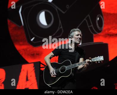 Düsseldorf, Allemagne. Le 06 août, 2013. La chanteuse britannique Roger Waters est sur scène lors de sa tournée "Le Mur" à l'Esprit Arena de Düsseldorf, Allemagne, 06 septembre 2013. Le co-fondateur de groupe rock Pink Floyd célèbre son 70e anniversaire le 06 septembre. Photo : HENNING KAISER : dpa Crédit photo alliance/Alamy Live News Banque D'Images