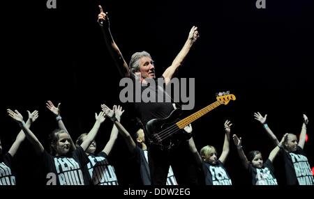 Düsseldorf, Allemagne. Le 06 août, 2013. La chanteuse britannique Roger Waters est sur scène lors de sa tournée "Le Mur" à l'Esprit Arena de Düsseldorf, Allemagne, 06 septembre 2013. Le co-fondateur de groupe rock Pink Floyd célèbre son 70e anniversaire le 06 septembre. Photo : HENNING KAISER : dpa Crédit photo alliance/Alamy Live News Banque D'Images