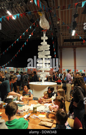 Brighton UK 7 Septembre 2013 - Une foule de gens à la Maker Faire Mini tenue à la Corn Exchange Brighton Maker Faire aujourd'hui est un mouvement mondial qui vise à inspirer, éduquer et divertir les esprits créatifs et curieux de tous les âges. Banque D'Images