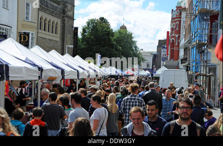 Les foules affluent à la Brighton and Hove festival aujourd'hui, aliments et boissons Banque D'Images