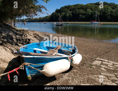 Vieux bateau à rames sur le bord de la rivière Fal estuaire, Malpas, Truro, Cornwall, UK 2013 Banque D'Images