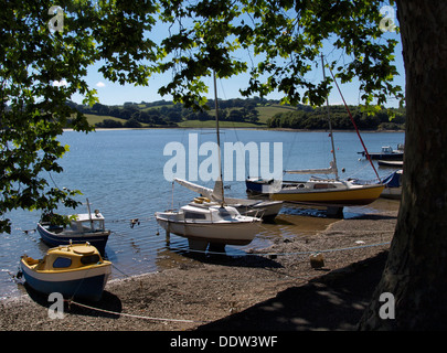 Des bateaux amarrés le long de la rivière Fal, Truro, Cornwall, Royaume-Uni Banque D'Images