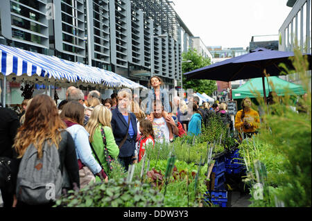 Les foules affluent à la Brighton and Hove festival aujourd'hui, aliments et boissons Banque D'Images