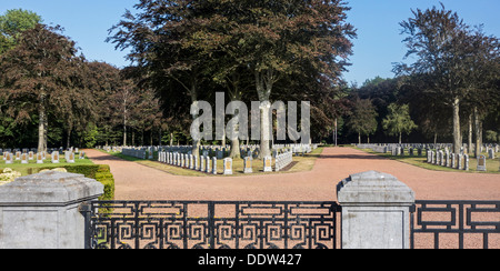 Première Guerre mondiale l'une des tombes de soldats de la PREMIÈRE GUERRE MONDIALE tombés au Cimetière militaire belge à Bruxelles, Flandre occidentale, Belgique Banque D'Images