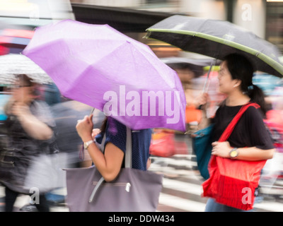 Les piétons en pluie à Herald Square, NYC Banque D'Images