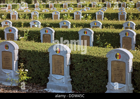 Première Guerre mondiale l'une des tombes de soldats tombés WW1 au Cimetière militaire belge à Nieuwpoort, Flandre occidentale, Belgique Banque D'Images