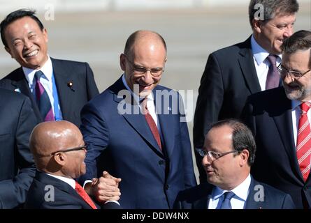 Saint-pétersbourg, Russie. 6e août, 2013. Saint-pétersbourg, Russie. Le 06 août, 2013. Le Premier ministre italien Enrico Letta (C), le président sud-africain Jacob Zuma (en bas à gauche), le Président français François Hollande (en bas à droite), le premier ministre Espagnol Mariano Rajoy (en partie vu R) assister à une photo de famille pendant le Sommet du G20 à Saint-Pétersbourg, Russie, 06 septembre 2013. Crédit obligatoire : Host Photo Agency via CNP/dpa/Alamy Live News Crédit : afp photo alliance/Alamy Live News Banque D'Images