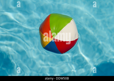 Un Ballon De Plage Coloré Est Projeté Dans L'eau.