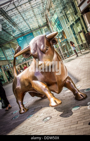 Le gardien bull bronze sculpture à l'entrée du centre commercial Bullring à Birmingham en Angleterre. Banque D'Images