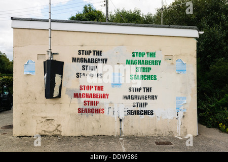 Graffiti au pochoir sur un mur en disant 'Stop à la fouille à Maghaberry' Banque D'Images