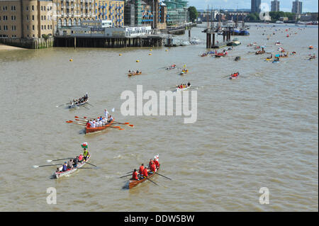 Tower Bridge, Londres, Royaume-Uni. 7 septembre 2013. Approche rameurs Tower Bridge comme ils prennent part à la Grande Course de la rivière de Docklands à Ham à Surrey. Crédit : Matthieu Chattle/Alamy Live News Banque D'Images