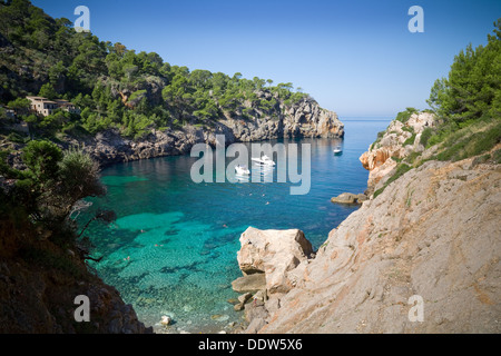 Vue de haut cadre idyllique Cala de Deia inlet à Majorque, Espagne Banque D'Images