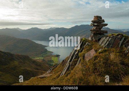 Loch Hourn à partir de l'arête de Beinn Sgritheall Arnisdale, ci-dessus, la région des Highlands, Ecosse, Royaume-Uni Banque D'Images