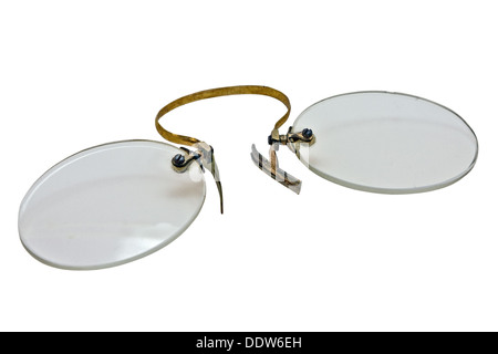 Vintage pince nez isolé sur fond blanc, chemin de détourage Banque D'Images