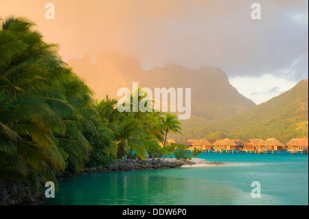 Lever du soleil et des bungalows avec lagon. Bora Bora. La Polynésie française. Banque D'Images