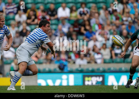 Londres, Royaume-Uni. 07Th Nov, 2013. Jamie GEORGE de Sarrasins tourne une passe au cours de l'Aviva Premiership match entre les sarrasins à Twickenham. Score final : 20-42 London Irish Saracens. Credit : Action Plus Sport/Alamy Live News Banque D'Images