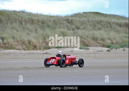 Pendine Sands, Wales, UK . 07Th Nov, 2013. La première assemblée annuelle des courses Amateur Hot Rod à Pendine Sands au large de la côte ouest du pays de Galles d'aujourd'hui. L'événement est organisé par le Vintage Hot Rod Association. Credit : Phil Rees/Alamy Live News Banque D'Images