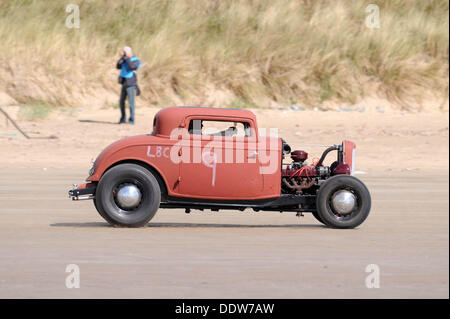 Pendine Sands, Wales, UK . 07Th Nov, 2013. La première assemblée annuelle des courses Amateur Hot Rod à Pendine Sands au large de la côte ouest du pays de Galles d'aujourd'hui. L'événement est organisé par le Vintage Hot Rod Association. Credit : Phil Rees/Alamy Live News Banque D'Images