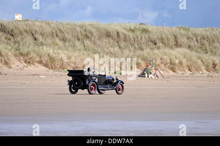 Pendine Sands, Wales, UK . 07Th Nov, 2013. La première assemblée annuelle des courses Amateur Hot Rod à Pendine Sands au large de la côte ouest du pays de Galles d'aujourd'hui. L'événement est organisé par le Vintage Hot Rod Association. Credit : Phil Rees/Alamy Live News Banque D'Images