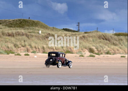 Pendine Sands, Wales, UK . 07Th Nov, 2013. La première assemblée annuelle des courses Amateur Hot Rod à Pendine Sands au large de la côte ouest du pays de Galles d'aujourd'hui. L'événement est organisé par le Vintage Hot Rod Association. Credit : Phil Rees/Alamy Live News Banque D'Images