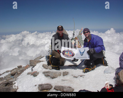 US Air Force Le Capitaine Rob Marshall et le 1er lieutenant Mark Uberuaga poser sur le sommet du mont Elbrouz, 31 juillet 2005 en Russie. Banque D'Images