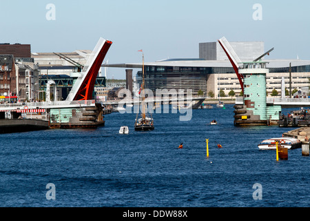 L'galeas Anne Marie passe par le pont Knippelsbro ouvert dans le port de Copenhague. L'Opéra Royal en arrière-plan. Copenhague, Danemark. Banque D'Images