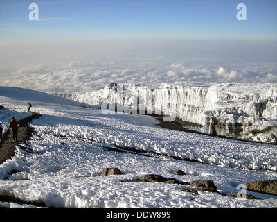 Les alpinistes de l'US Air Force 7 Summits Challenge passer les champs de glacier Furtwangler sur le mont Kilimandjaro, le plus haut sommet d'Afrique, 16 juillet 2006 en Tanzanie, Rombo. Banque D'Images