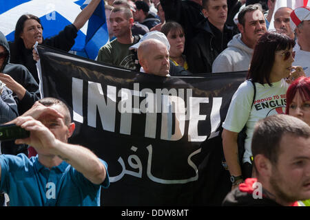 Londres, Royaume-Uni. 07Th Nov, 2013. Extrême droite EDL (English Defence League) attente mars et rassemblement à l'Est de Londres. Londres, Royaume-Uni, le 7 septembre 2013 Crédit : martyn wheatley/Alamy Live News Banque D'Images