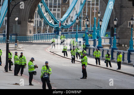 Londres, Royaume-Uni. 07Th Nov, 2013. Une ligne de police déserté le Tower Bridge à la suite de l'extrême droite de la Ligue de défense anglaise (EDL) attente mars et rassemblement à l'Est de Londres. Londres, Royaume-Uni, le 7 septembre 2013 Crédit : martyn wheatley/Alamy Live News Banque D'Images