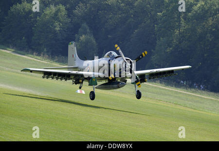 Un AD-4N Skyraider Douglas Fighter Bomber commence pendant la réunion Hahnweide 2013 aviator Oldtimer Oldtimer (Fliegertreffen Hahnweide 2013) à Kirchheim, Allemagne, 07 septembre 2013. L'événement de trois jours allant du 06 au 08 septembre est l'un des plus grands événements pour les avions historiques en Europe. Photo : DANIEL MAURER Banque D'Images