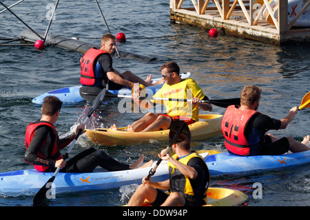 Kayak polo aux îles Brygge dans le port intérieur de Copenhague, Danemark. Combat féroce pour le ballon au but. Banque D'Images