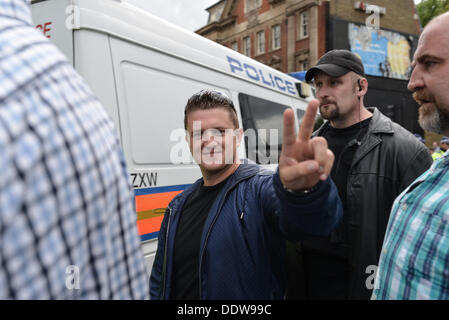 Londres, Royaume-Uni. 7e août, 2013. Leader de l'EDL, Stephen Yaxley-Lennon alias Tommy Robinson, est escorté jusqu'à un fourgon de police, alors qu'il est arrêté à la fin d'une extrême droite protester à travers le centre de Londres. Des centaines de manifestants de l'EDL traversé le Tower Bridge à la station Aldgate, et l'arrière. Credit : tinite photography/Alamy Live News Banque D'Images