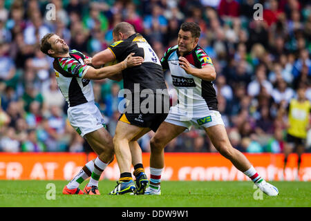 Londres, Royaume-Uni. 07Th Nov, 2013. Nick Evans des Harlequins (à gauche) et Nick Easter (à droite) tentent de s'attaquer à des guêpes Jake Cooper-Woolley (centre). Action de London Wasps vs Harlequins dans l'Aviva Premiership match de coupe Double Londres joué au stade de Twickenham, Londres. Credit : Graham Wilson/Alamy Live News Banque D'Images