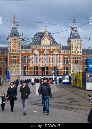 La gare centrale d'Amsterdam. Conçu par Pierre Cuypers et A. L. van Gendt. Il a ouvert ses portes en 1889. Banque D'Images