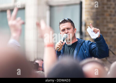 Londres, Royaume-Uni. 7 septembre 2013. Tommy Robinson s'adresse à la foule des partisans de l'EDL à Aldgate. Credit : Piero Cruciatti/Alamy Live News Banque D'Images