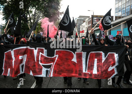 Londres, Royaume-Uni. 7 septembre 2013. Les manifestants sont rassemblés pour empêcher d'entrer dans l'EDL de Tower Hamlet à Altab Ali Park, dans l'Est de Londres, Londres, Royaume-Uni, 07 septembre 2013. Credit : kaan/diskaya Alamy Live News Banque D'Images