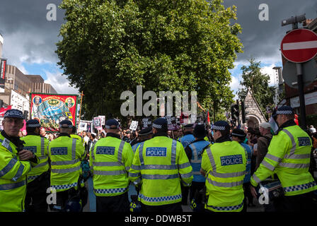 Londres, Royaume-Uni. 7 septembre 2013. Les manifestants sont rassemblés pour empêcher d'entrer dans l'EDL de Tower Hamlet à Altab Ali Park, dans l'Est de Londres, Londres, Royaume-Uni, 07 septembre 2013. Credit : kaan/diskaya Alamy Live News Banque D'Images
