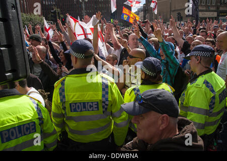 Londres, Royaume-Uni. 07Th Nov, 2013. Les militants de l'EDL applaudir les discours lors d'un rassemblement à l'extérieur de la station Aldgate East sur le bord de l'arrondissement de Tower Hamlets. Crédit : Paul Davey/Alamy Live News Banque D'Images