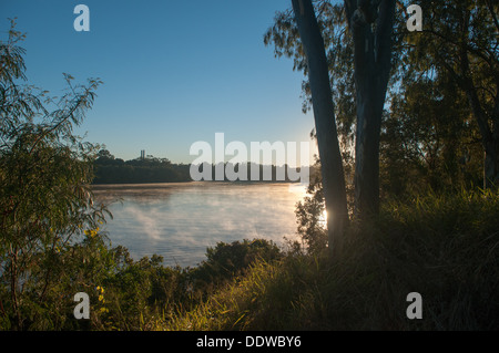 La brume matinale au large de la rivière Brisbane, Brisbane, Queensland, Australie Banque D'Images