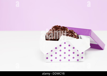 Chocolat traditionnel allemand "Printen" dans un cadre pointillé violet Banque D'Images