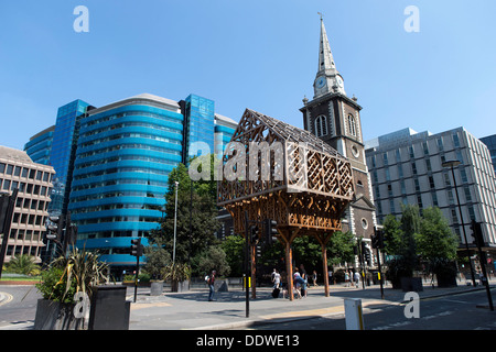 'Paleys sur la sculpture des Pilers construit par Studio tissent une structure en bois commémorant Geoffrey Chaucer, Aldgate, Londres, Royaume-Uni. Banque D'Images