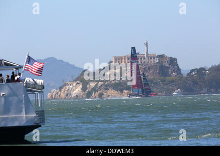 San Francisco, Californie, USA. 7e août, 2013. Emirates Team New Zealand a pris une avance sur l'équipe Oracle USA comme ses voiles bateau Alcatraz passé au cours de la deuxième course le jour de l'ouverture de l'America's Cup 2013 finale dans la baie de San Francisco. Ils ont terminé la deuxième course en avant par 52 secondes pour entraîner les deux courses sur le dernier jour d'ouverture de crédit : Jeremy/Breningstall ZUMAPRESS.com/Alamy Live News Banque D'Images