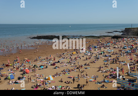 Le soleil sur la journée la plus chaude de l'année sur Broadstairs Viking bay beach, côte du Kent, Angleterre Banque D'Images