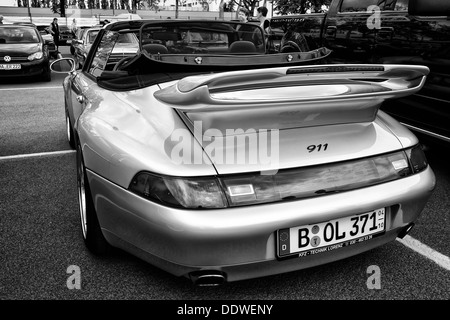 Location de Porsche 911, une vue arrière (noir et blanc), Banque D'Images