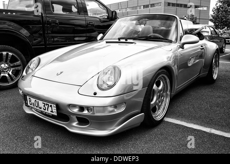 Location de Porsche 911, vue de face (noir et blanc) Banque D'Images